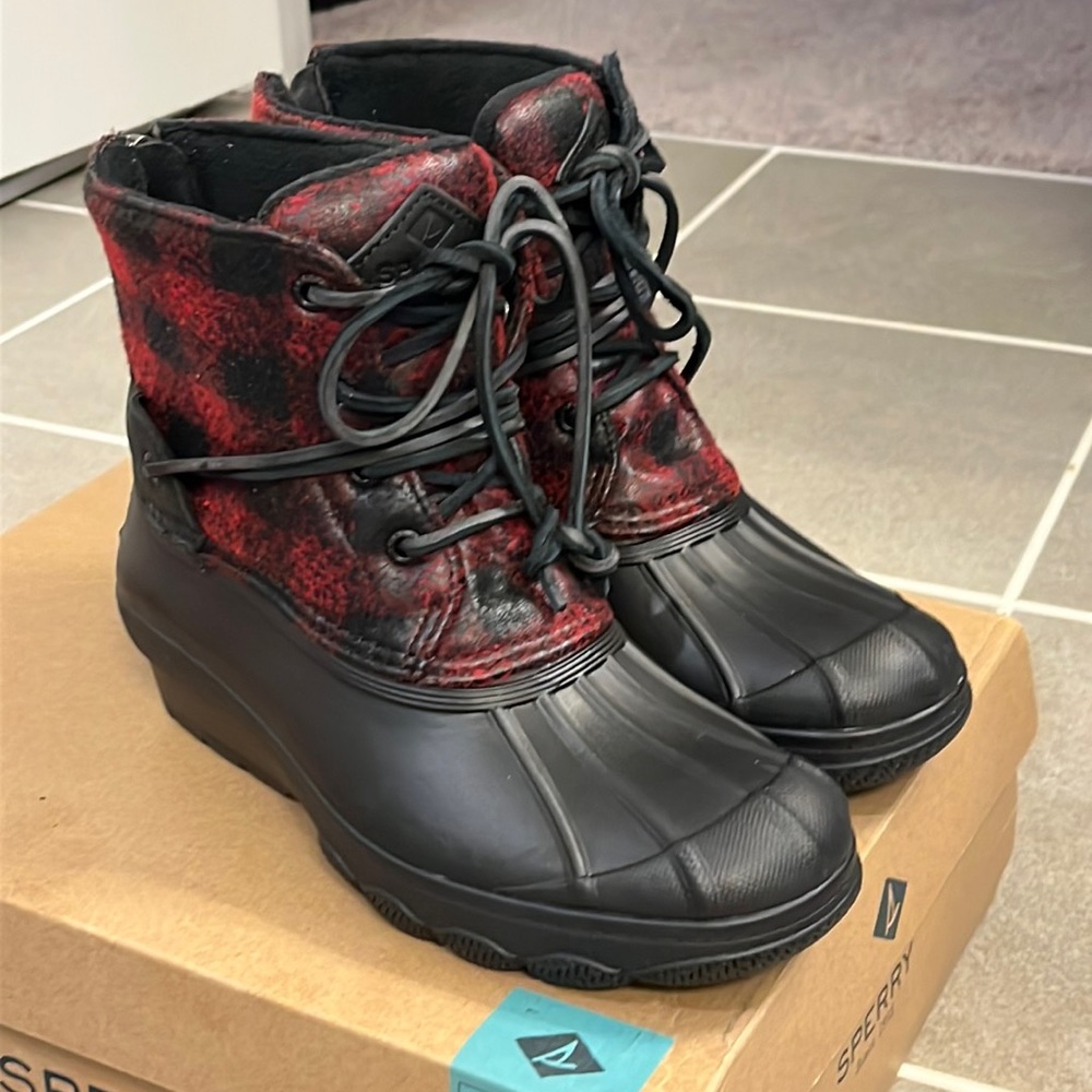 Sperry Saltwater Wedge Tide Buffalo Plaid Duck Boots red black Womens Size 5.5